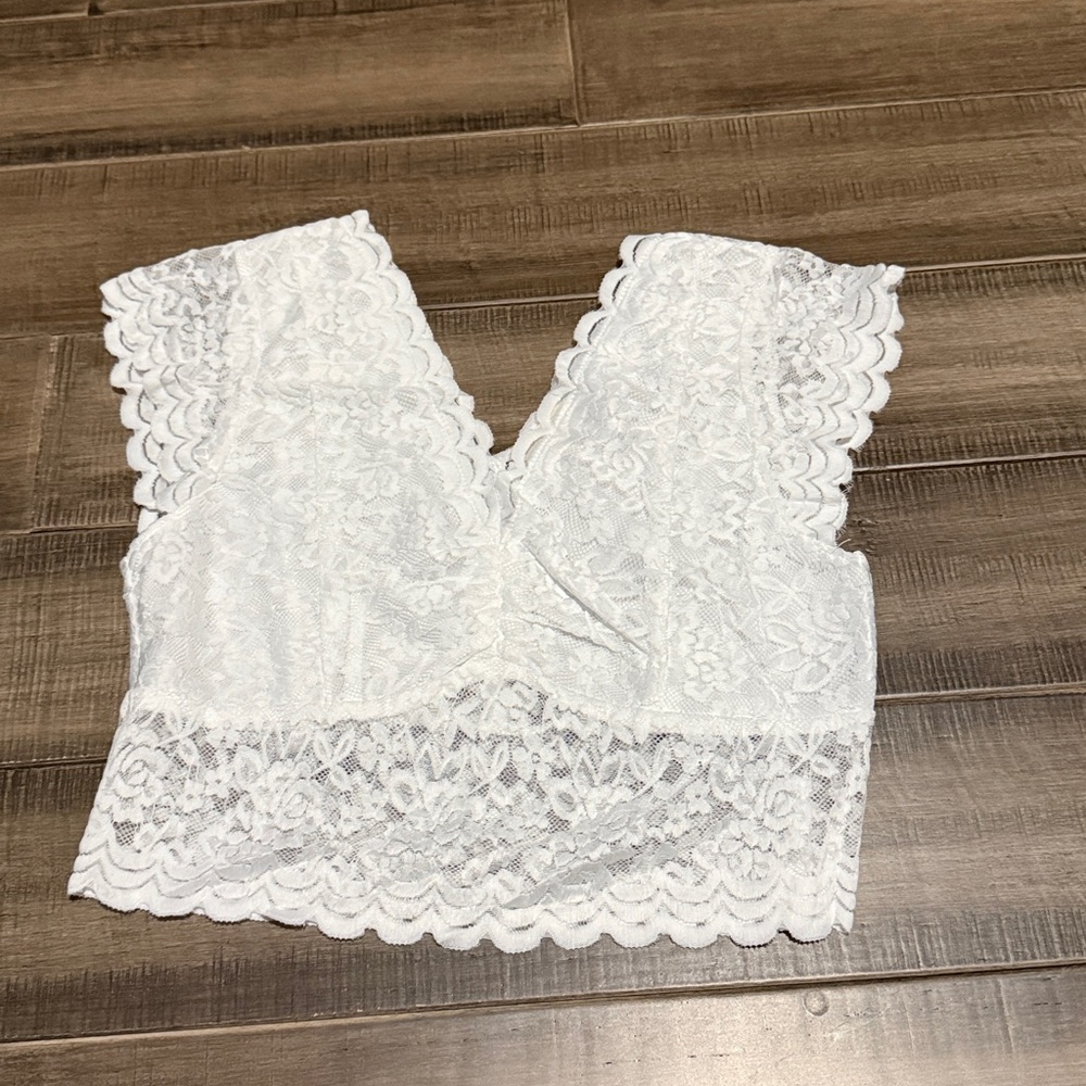 New POL Lace Short Sleeve V Neck Cropped Top with Scallop Detail - Picture 2 of 9